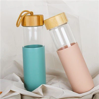 Chai thủy tinh treo tường đơn có nắp tre và tay áo silicon